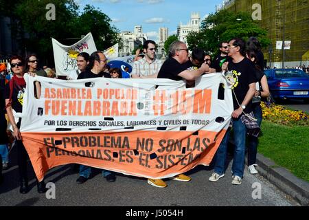 Madrid, Espagne. 14 mai, 2017. Manifestation qui commémore le 15M 6e anniversaire. Il a commencé en place de Cibeles à 18 heures et sa fin était à la Puerta del Sol. Sous la de la marche a été par Solfonica, un orchestre symphonique de manifestants. Photo : M.Ramirez/Alamy Live News Banque D'Images