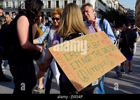 Madrid, Espagne. 14 mai, 2017. Manifestation qui commémore le 15M 6e anniversaire. Il a commencé en place de Cibeles à 18 heures et sa fin était à la Puerta del Sol. Sous la de la marche a été par Solfonica, un orchestre symphonique de manifestants. Photo : M.Ramirez/Alamy Live News Banque D'Images