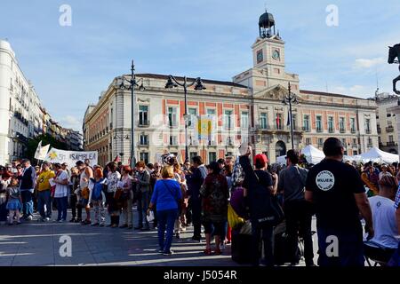 Madrid, Espagne. 14 mai, 2017. Manifestation qui commémore le 15M 6e anniversaire. Il a commencé en place de Cibeles à 18 heures et sa fin était à la Puerta del Sol. Sous la de la marche a été par Solfonica, un orchestre symphonique de manifestants. Photo : M.Ramirez/Alamy Live News Banque D'Images