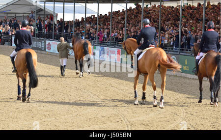 Windsor, Berkshire, Royaume-Uni. 14 mai, 2017. La retraite de Nick Skelton et Big Star a eu lieu dans le château aujourd'hui Arena grande star, avec qui il a participé à deux Jeux olympiques, marché autour de l'arène de la dernière journée du Royal Windsor Horse Show , sur un dernier tour de grâce, trois de Skelton, les autres étoiles - britannique John Whitaker, Michael Whitaker et Scott Brash entré l'arène à cheval pour l'accompagner comme Auld Lang Syne a joué sur les haut-parleurs. Gary crédit Blake/Alamy Live News Banque D'Images