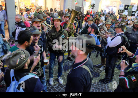 Treviso, Italie. 13 mai, 2017. Italie Vénétie - a été envahi par 500 000 personnes pour la 90e réunion de la force armée Alpini. Credit : Realy Easy Star/Alamy Live News Banque D'Images