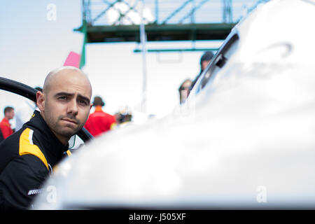 Towcester, Northamptonshire, Angleterre. 14 mai, 2017. Blancpain GT série pilote de course Adam Christodoulou et Mercedes-AMG Black Falcon de l'équipe avant la course de 3 heures de la Blancpain Endurance Series GT Cup au circuit de Silverstone (photo de Gergo Toth / Alamy Live News) Banque D'Images