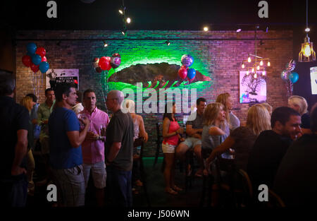 En Floride, aux États-Unis. 14 mai, 2017. Tronc tordu Brewing à Palm Beach Gardens Samedi 13 Mai, 2017. Credit : Bruce R. Bennett/Le Palm Beach Post/ZUMA/Alamy Fil Live News Banque D'Images