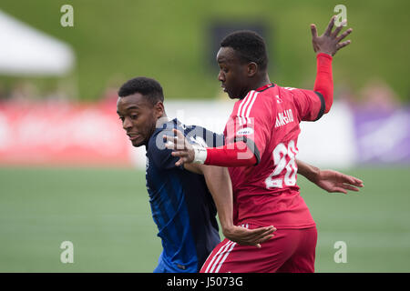 Ottawa, Canada. 13 mai, 2017. Riverhounds de Pittsburgh Richie Duffie (23) et d'Ottawa Fury FC Sergio Manesio (28) au cours de l'USL adéquation entre les Riverhounds de Pittsburgh et Ottawa Fury FC à la TD lieu à Ottawa, Canada. Credit : csm/Alamy Live News Banque D'Images