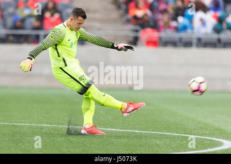 Ottawa, Canada. 13 mai, 2017. Riverhounds de Pittsburgh gardien Trey Mitchell (30) démarre la balle pendant le match entre les Riverhounds de Pittsburgh USL et Ottawa Fury FC à la TD lieu à Ottawa, Canada. Credit : csm/Alamy Live News Banque D'Images