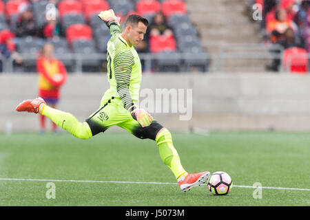 Ottawa, Canada. 13 mai, 2017. Riverhounds de Pittsburgh gardien Trey Mitchell (30) démarre la balle pendant le match entre les Riverhounds de Pittsburgh USL et Ottawa Fury FC à la TD lieu à Ottawa, Canada. Credit : csm/Alamy Live News Banque D'Images