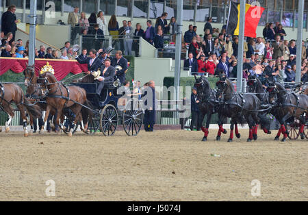 Windsor, Royaume-Uni. 14 mai, 2017. Le Royal Windsor Horse Show 2017 -parade des voitures devant la reine d'Angleterre ( chapeau bleu et enduire à gauche ) dans l'arène du château le dernier jour de la Royal Windsor Horse Show Credit Gary Blake/Alamy Live News Banque D'Images