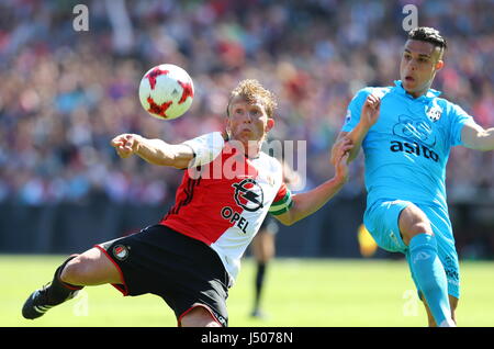 Rotterdam, Pays-Bas. 14 mai, 2017. Le Feyenoord Rotterdam Dirk Kuyt tire la balle au cours de la correspondance entre Feyenoord Rotterdam et Heracles Almelo à Rotterdam, Pays-Bas, le 14 mai 2017. Credit : Gong Bing/Xinhua/Alamy Live News Banque D'Images