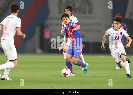 Tokyo, Japon. 10 mai, 2017. Takefusa Kubo (FC Tokyo), Keisuke Oyama (Ardija) Football/soccer : 2017 J.League YBC Levain Cup Group une correspondance entre F.C.Tokyo Omiya Ardija 4-3 à Ajinomoto Stadium à Tokyo, au Japon . Credit : AFLO/Alamy Live News Banque D'Images