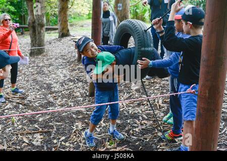 Auckland, Nouvelle-Zélande. 15 mai, 2017. Les étudiants assistent à des activités de plein air pendant l'événement camping à Auckland, Nouvelle-Zélande, le 15 mai 2017. Les écoles à Auckland organisera des événements chaque camping peut de développer les intérêts des étudiants dans les activités de plein air. Qiaoqiao Crédit : Li/Xinhua/Alamy Live News Banque D'Images