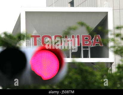 Tokyo, Japon. 15 mai, 2017. Le géant de l'électronique japonais Toshiba's logo s'affiche à la Toshiba siège à Tokyo, le lundi 15 mai 2017. Toshiba perte nette estimée à 950 milliards de yens et 540 milliards de yen valeur nette négative à la fin de mars. Credit : Yoshio Tsunoda/AFLO/Alamy Live News Banque D'Images