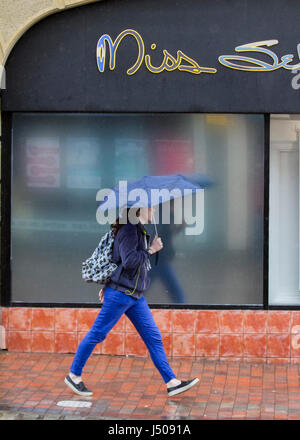 Preston, Lancashire. Le 15 mai 2017. Météo britannique. Il faut beaucoup de pluie tombe sur la ville. D'autres éclats lourds sont prévus sur le dessus du nord-ouest et en tournant venteux, avec gales possible dans le nord de l'Angleterre. /AlamyLiveNews MediaWorldImages crédit ; Banque D'Images