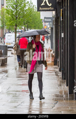 Preston, Lancashire, le 15 mai 2017. Météo britannique. Des orages se déverse sur les clients bravant la météo horrible comme ils vont dans le centre-ville de Preston dans le Lancashire. Plus d'une douche et d'augmenter les vents sont attendus plus tard dans la journée. Credit : Cernan Elias/Alamy Live News Banque D'Images