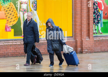 Preston, Lancashire, le 15 mai 2017. Météo britannique. Des orages se déverse sur les clients bravant la météo horrible comme ils vont dans le centre-ville de Preston dans le Lancashire. Plus d'une douche et d'augmenter les vents sont attendus plus tard dans la journée. Credit : Cernan Elias/Alamy Live News Banque D'Images