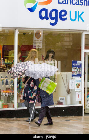 Preston, Lancashire, le 15 mai 2017. Météo britannique. Des orages se déverse sur les clients bravant la météo horrible comme ils vont dans le centre-ville de Preston dans le Lancashire. Plus d'une douche et d'augmenter les vents sont attendus plus tard dans la journée. Credit : Cernan Elias/Alamy Live News Banque D'Images