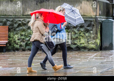 Preston, Lancashire, le 15 mai 2017. Météo britannique. Des orages se déverse sur les clients bravant la météo horrible comme ils vont dans le centre-ville de Preston dans le Lancashire. Plus d'une douche et d'augmenter les vents sont attendus plus tard dans la journée. Credit : Cernan Elias/Alamy Live News Banque D'Images