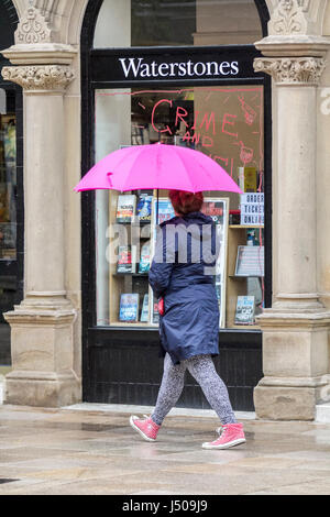 Preston, Lancashire, le 15 mai 2017. Météo britannique. Des orages se déverse sur les clients bravant la météo horrible comme ils vont dans le centre-ville de Preston dans le Lancashire. Plus d'une douche et d'augmenter les vents sont attendus plus tard dans la journée. Credit : Cernan Elias/Alamy Live News Banque D'Images