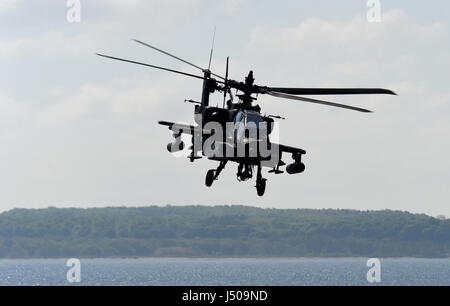 Waabs, Allemagne. 15 mai, 2017. Un hélicoptère de combat, tapez 'Apache' de l'armée américaine vole autour de près de Waabs, Allemagne, 15 mai 2017. L'exercice 'Red Griffin/Colibri 50' de la Division des opérations spéciales de trains pour l'évacuation des civils. Jusqu'à ce que le 16 mai dernier, plus de 3500 soldats sera la formation en préparation à la suite d'incidents graves. Photo : Carsten Rehder/dpa/Alamy Live News Banque D'Images