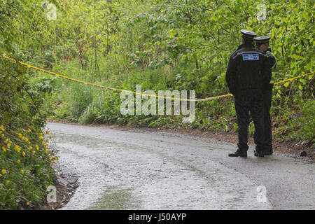 Leeds, UK. 15 mai, 2017. La police de Leeds ont lancé une enquête pour meurtre après le corps d'une jeune femme de 26 ans a été retrouvé dans un bois près de rochers Alwoodley à Leeds le 15 mai 2017. Credit : James Copeland/Alamy Live News Banque D'Images