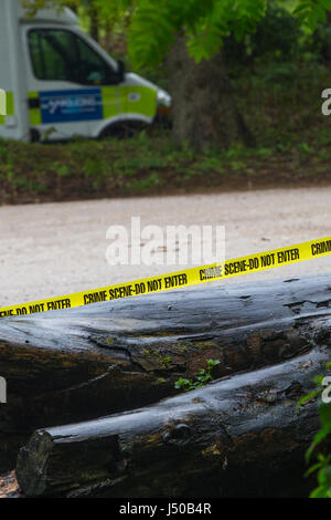 Leeds, UK. 15 mai, 2017. La police de Leeds ont lancé une enquête pour meurtre après le corps d'une jeune femme de 26 ans a été retrouvé dans un bois près de Alwoodley Craggs à Leeds le 15 mai 2017. Credit : James Copeland/Alamy Live News Banque D'Images