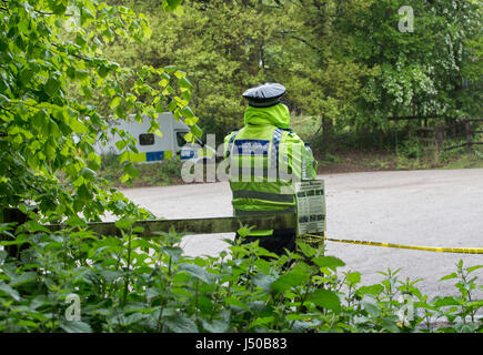 Leeds, UK. 15 mai, 2017. Le parking à Alwoodley Stairfoot Crags sur Lane qui reste fermé par la police enquête sur le meurtre d'une jeune femme de 26 ans dont le corps a été retrouvé dans un bois près de rochers Alwoodley à Leeds le 15 mai 2017. Credit : James Copeland/Alamy Live News Banque D'Images