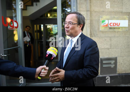 Düsseldorf, Allemagne. 15 mai, 2017. Vainqueur des élections Armin Laschet (CDU) donne une déclaration à l'extérieur de l'administration centrale de la CDU à Duesseldorf, Allemagne, 15 mai 2017. Dpa : Crédit photo alliance/Alamy Live News Banque D'Images