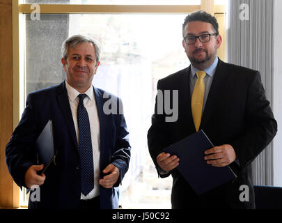 Prague, République tchèque. 15 mai, 2017. Directeur du Musée National Michal Lukes (droite) et Maamoun Abdal Karim (à gauche), responsable de la conservation du patrimoine et des musées de Syrie participer à une conférence de presse à l'occasion du lancement de la coopération dans la région de Prague, en République tchèque, le 15 mai 2017. Photo : CTK Michal Krumphanzl/Photo/Alamy Live News Banque D'Images