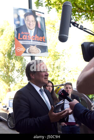 Düsseldorf, Allemagne. 15 mai, 2017. Vainqueur des élections d'État Armin Laschet (CDU) donne une interview à l'extérieur du siège du parti à Duesseldorf, Allemagne, 15 mai 2017. Dpa : Crédit photo alliance/Alamy Live News Banque D'Images