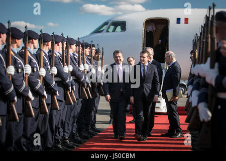 Berlin, Allemagne. 15 mai, 2017. Un document image montre Sigmar Gabriel (l, SPD), vice-chancelier et ministre allemand des affaires étrangères, de l'accueil le nouveau président de la France Emmanuel Macron à l'aéroport de Tegel à Berlin, Allemagne, 15 mai 2017. Photo : afp/Alamy Live News Banque D'Images