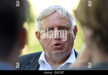 Düsseldorf, Allemagne. 15 mai, 2017. Karl-Josef Laumann (CDU) donne une déclaration à l'extérieur de l'administration centrale du parti à Duesseldorf, Allemagne, 15 mai 2017. Dpa : Crédit photo alliance/Alamy Live News Banque D'Images