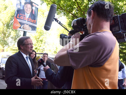 Düsseldorf, Allemagne. 15 mai, 2017. Vainqueur des élections d'État Armin Laschet (CDU) donne une interview à l'extérieur du siège du parti à Duesseldorf, Allemagne, 15 mai 2017. Dpa : Crédit photo alliance/Alamy Live News Banque D'Images