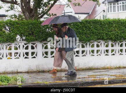 Leeds, UK. 15 mai, 2017. Les personnes âgées avec des parasols une marche sous la pluie dans le nord de Londres le 15 mai 2017. Un terne et surtout jour de pluie à Londres. Credit : James Copeland/Alamy Live News Banque D'Images