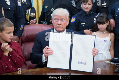 Washington, USA. 15 mai, 2017. Le Président des Etats-Unis, Donald J. Trump, entouré d'hommes et femmes en uniforme, sur la violence contre la police et signe une proclamation des policiers à la Maison Blanche à Washington, DC, le 15 mai 2017. Credit : MediaPunch Inc/Alamy Live News Banque D'Images