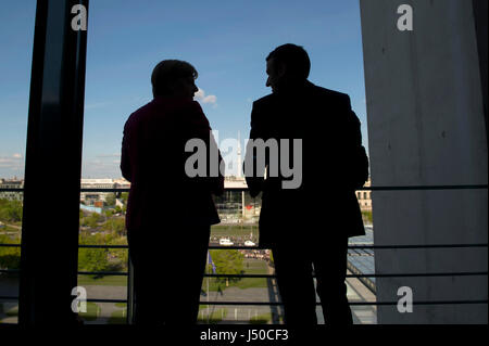 Berlin, Allemagne. 15 mai, 2017. Document - un document photo disponible le 15 mai 2017 par le gouvernement fédéral (Bundesregierung) montre la chancelière allemande Angela Merkel (L), et le président français, Emmanuel Macron parler durant la première Macron visite en Allemagne, à la Chancellerie fédérale à Berlin, Allemagne, 15 mai 2017. Dpa : Crédit photo alliance/Alamy Live News Banque D'Images