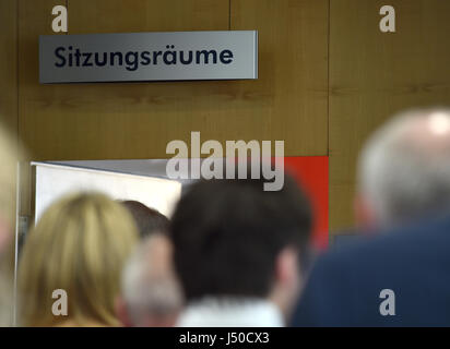 Düsseldorf, Allemagne. 15 mai, 2017. Les membres du parti SPD, rendez-vous dans une salle de réunion au siège du parti SPD à Duesseldorf, Allemagne, 15 mai 2017. Photo : Caroline Seidel/dpa/Alamy Live News Banque D'Images