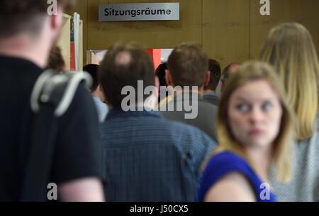 Düsseldorf, Allemagne. 15 mai, 2017. Les membres du parti SPD, rendez-vous dans une salle de réunion au siège du parti SPD à Duesseldorf, Allemagne, 15 mai 2017. Photo : Caroline Seidel/dpa/Alamy Live News Banque D'Images