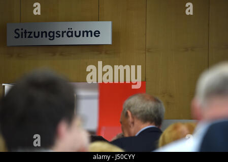 Düsseldorf, Allemagne. 15 mai, 2017. Les membres du parti SPD, rendez-vous dans une salle de réunion au siège du parti SPD à Duesseldorf, Allemagne, 15 mai 2017. Photo : Caroline Seidel/dpa/Alamy Live News Banque D'Images