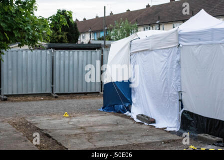 Thurrock, UK. 15 mai, 2017. Une tente de la police couvre la zone de recherche pour le corps de Danielle Jones, qui a été assassiné il y a 16 ans, mais le corps n'a jamais été trouvé Crédit : Ian Davidson/Alamy Live News Banque D'Images