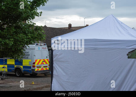 Thurrock, UK. 15 mai, 2017. Une tente de la police couvre la zone de recherche pour le corps de Danielle Jones, qui a été assassiné il y a 16 ans, mais le corps n'a jamais été trouvé Crédit : Ian Davidson/Alamy Live News Banque D'Images