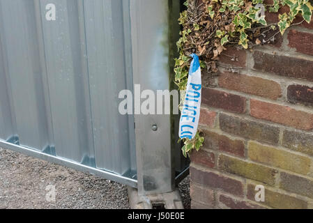 Thurrock, UK. 15 mai, 2017. barridcade et bande de police autour de la zone de recherche pour le corps de Danielle Jones, qui a été assassiné il y a 16 ans, mais le corps n'a jamais été trouvé Crédit : Ian Davidson/Alamy Live News Banque D'Images