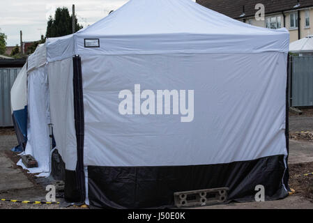 Thurrock, UK. 15 mai, 2017. Une tente de la police couvre la zone de recherche pour le corps de Danielle Jones, qui a été assassiné il y a 16 ans, mais le corps n'a jamais été trouvé Crédit : Ian Davidson/Alamy Live News Banque D'Images