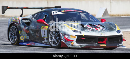 Monterey, Californie, USA. 13 mai, 2017. #  Brent Holden qui sortent du tour 11 au cours de la Ferrari Challenge Pirelli suis Race 2488 TP Série au Mazda Raceway Laguna Seca. Credit : csm/Alamy Live News Banque D'Images