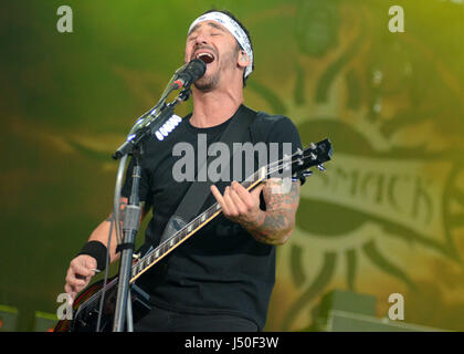 13 mai 2017 : Le chanteur Sully Erna du groupe Godsmack effectue au cours de l'invasion du Nord Music Festival à Somerset, dans le Wisconsin. Ricky Bassman/Cal Sport Media Banque D'Images