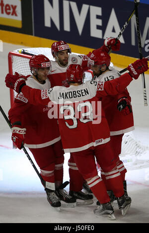 Cologne, Allemagne. 15 mai, 2017. Nichlas Hardt (1e R) de Danemark célèbre avec ses coéquipiers après avoir marqué au cours de la 2017 Championnat du monde de hockey 2009 Groupe préliminaire un match entre le Danemark et l'Italie à Cologne, Allemagne, le 15 mai 2017. Le Danemark a gagné 2-0.(Xinhua/Ulrich Hufnagel) Banque D'Images