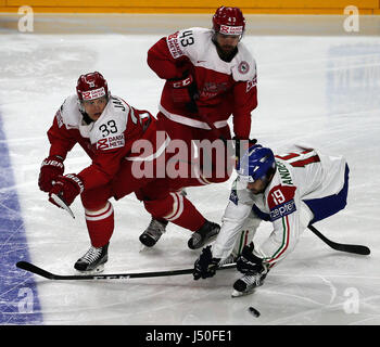 Cologne, Allemagne. 15 mai, 2017. Julian Jakobsen (L) du Danemark rivalise avec Raphael Andergassen (R) de l'Italie au cours de la 2017 Championnat du monde de hockey 2009 Groupe préliminaire un match entre le Danemark et l'Italie à Cologne, Allemagne, le 15 mai 2017. Le Danemark a gagné 2-0. (Xinhua/Ulrich Hufnagel) Banque D'Images