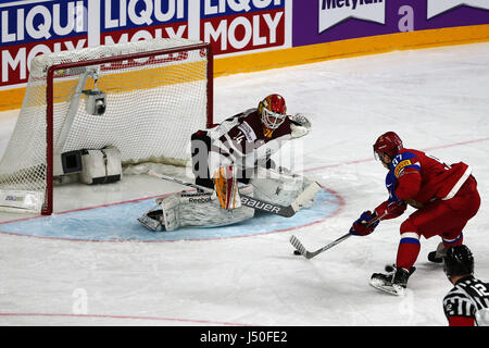 Cologne, Allemagne. 15 mai, 2017. Nikita Goussev (R) de la Russie essaie de marquer au cours de la 2017 Championnat du monde de hockey 2009 Groupe préliminaire un match entre la Russie et la Lettonie à Cologne, Allemagne, le 15 mai 2017. La Russie a gagné 5-0. Credit : Ulrich Hufnagel/Xinhua/Alamy Live News Banque D'Images