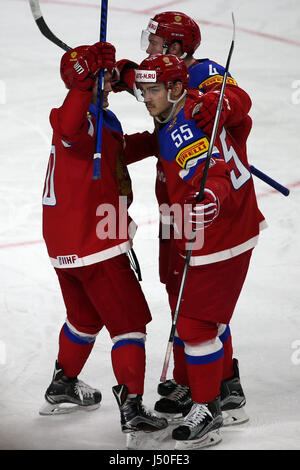 Cologne, Allemagne. 15 mai, 2017. Bogdan Giselevic (R) de la Russie célèbre après avoir marqué au cours de la 2017 Championnat du monde de hockey 2009 Groupe préliminaire un match entre la Russie et la Lettonie à Cologne, Allemagne, le 15 mai 2017. La Russie a gagné 5-0.(Xinhua/Ulrich Hufnagel) Banque D'Images