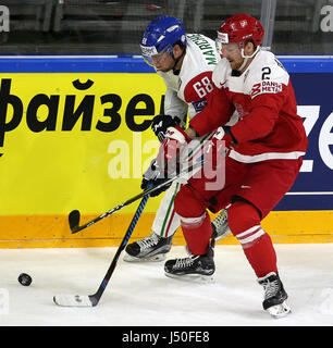 Cologne, Allemagne. 15 mai, 2017. Philippe Bruggisser (R) du Danemark rivalise avec Michele Marchetti de l'Italie au cours de la 2017 Championnat du monde de hockey 2009 Groupe préliminaire un match entre le Danemark et l'Italie à Cologne, Allemagne, le 15 mai 2017. Le Danemark a gagné 2-0.(Xinhua/Ulrich Hufnagel) Banque D'Images