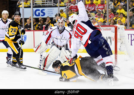 8 mai 2017 : Centre des Penguins de Pittsburgh Sidney Crosby (87) glisse sous les Capitals de Washington center Marcus Johansson (90) en tant que gardien Braden Holtby (70) net jeu 6 tend au cours de la deuxième ronde de la Ligue Nationale de Hockey Conférence de l'éliminatoire de la Coupe Stanley entre les Capitals de Washington et les Penguins de Pittsburgh Paints PPG, tenue à l'aréna, à Pittsburgh, PA. Washington bat Pittsburgh 5-2 pour attacher le meilleur des sept séries 3-3. Eric Canha/CSM Banque D'Images
