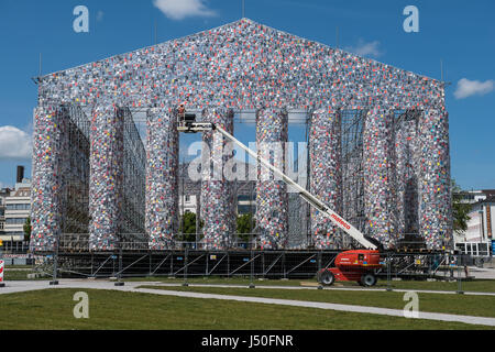 Kassel, Allemagne. 15 mai, 2017. Un travailleur installe books enveloppé dans du plastique sur le cadre en acier de la documenta, travail d'art 'Le Parthénon de livres" par l'artiste Argentine Marta Minujin, qui est en construction à Kassel, Allemagne, 15 mai 2017 à Kassel documenta 14. se déroule du 10 juin 2017 au 17 septembre 2017 Photo : Swen Pförtner/dpa/Alamy Live News Banque D'Images